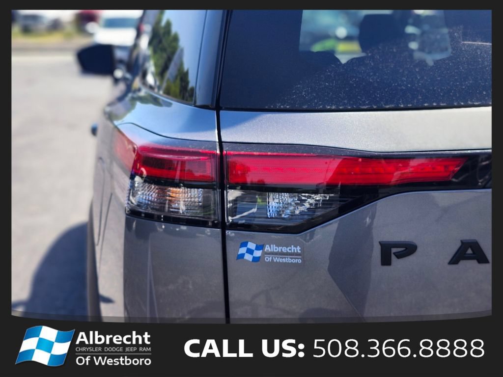Used 2024 Nissan Pathfinder SV w/ SV Premium Package AWD/4WD image 9
