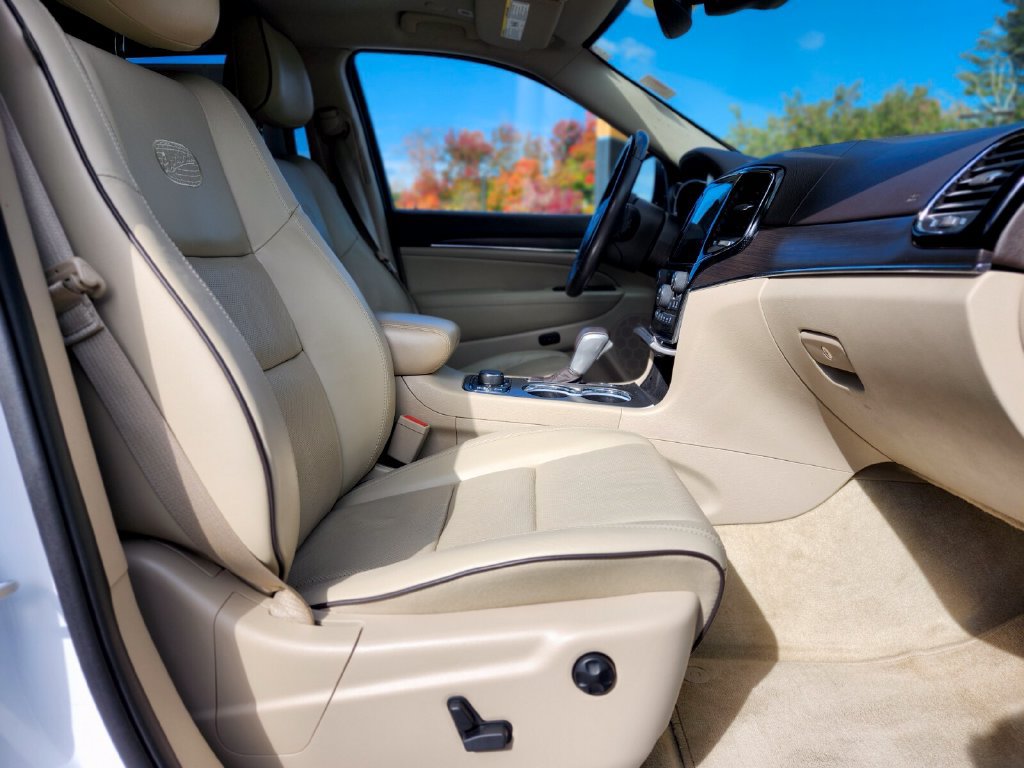 Used 2019 Jeep Grand Cherokee Overland AWD/4WD image 11