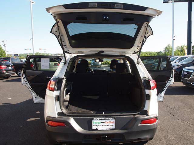 Used 2016 Jeep Cherokee Latitude w/ Cold Weather Group AWD/4WD image 5