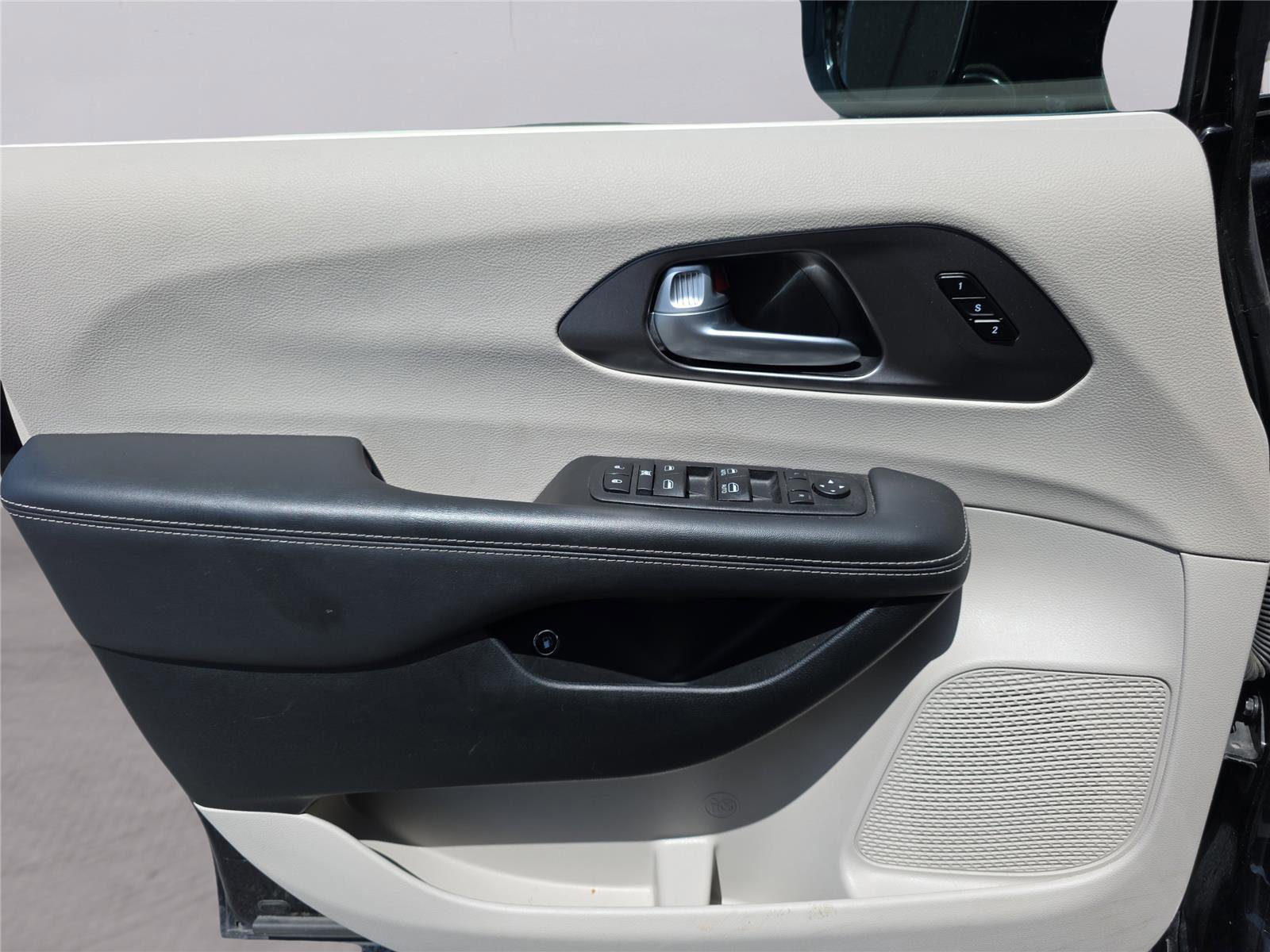 Used 2024 Chrysler Pacifica Select image 18