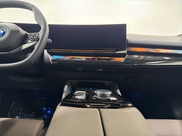Used 2025 BMW i5 xDrive40 w/ Premium Package image 35