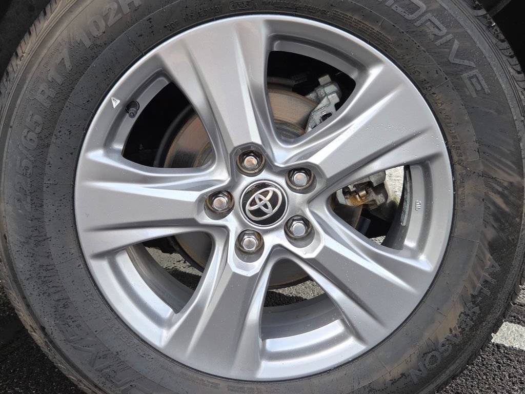 Used 2023 Toyota RAV4 XLE AWD/4WD image 14