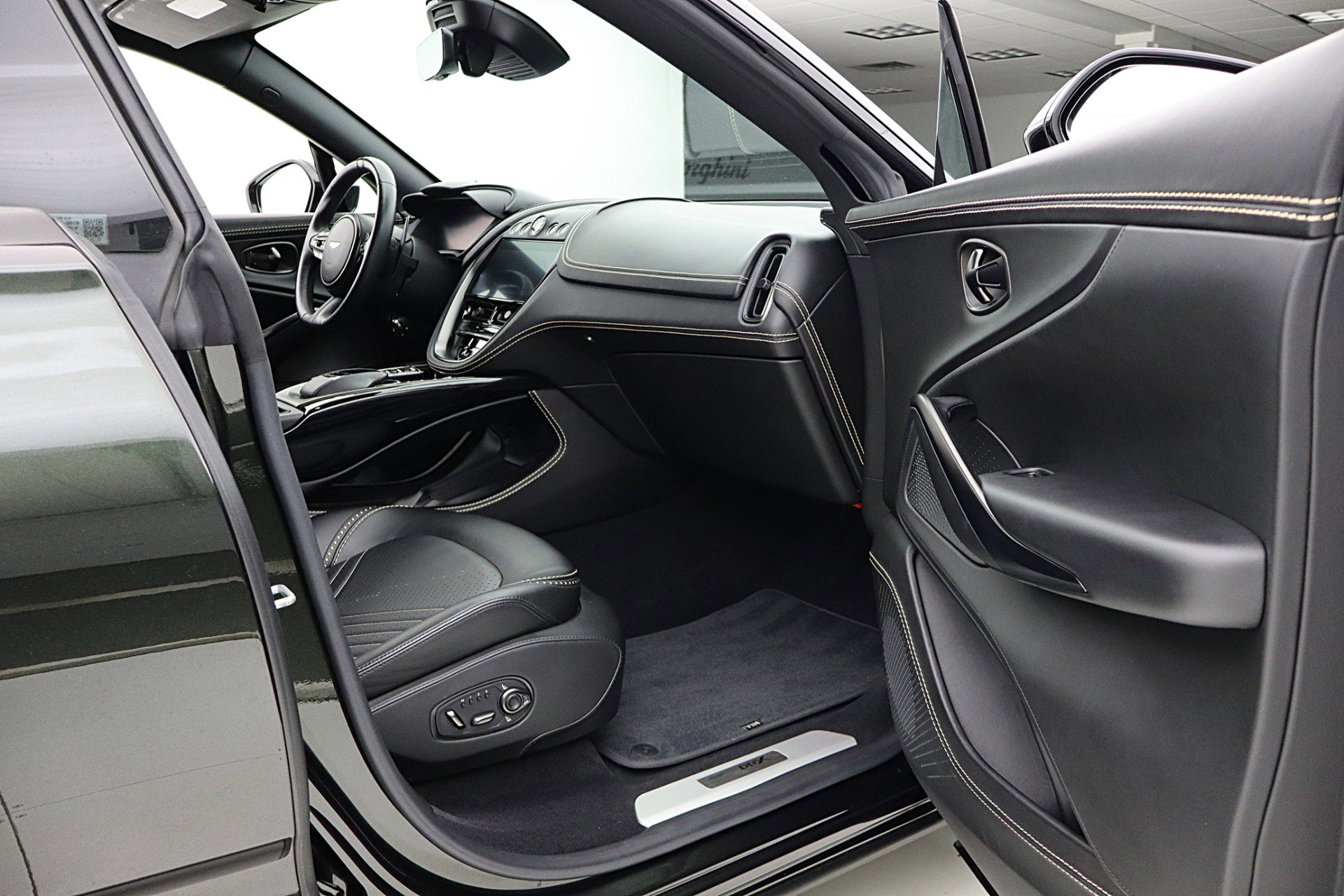 Used 2021 Aston Martin DBX AWD/4WD image 38
