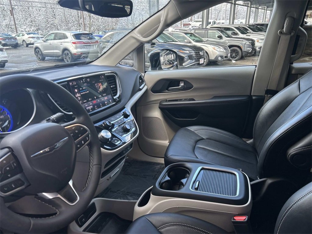 Used 2024 Chrysler Pacifica Touring-L image 20