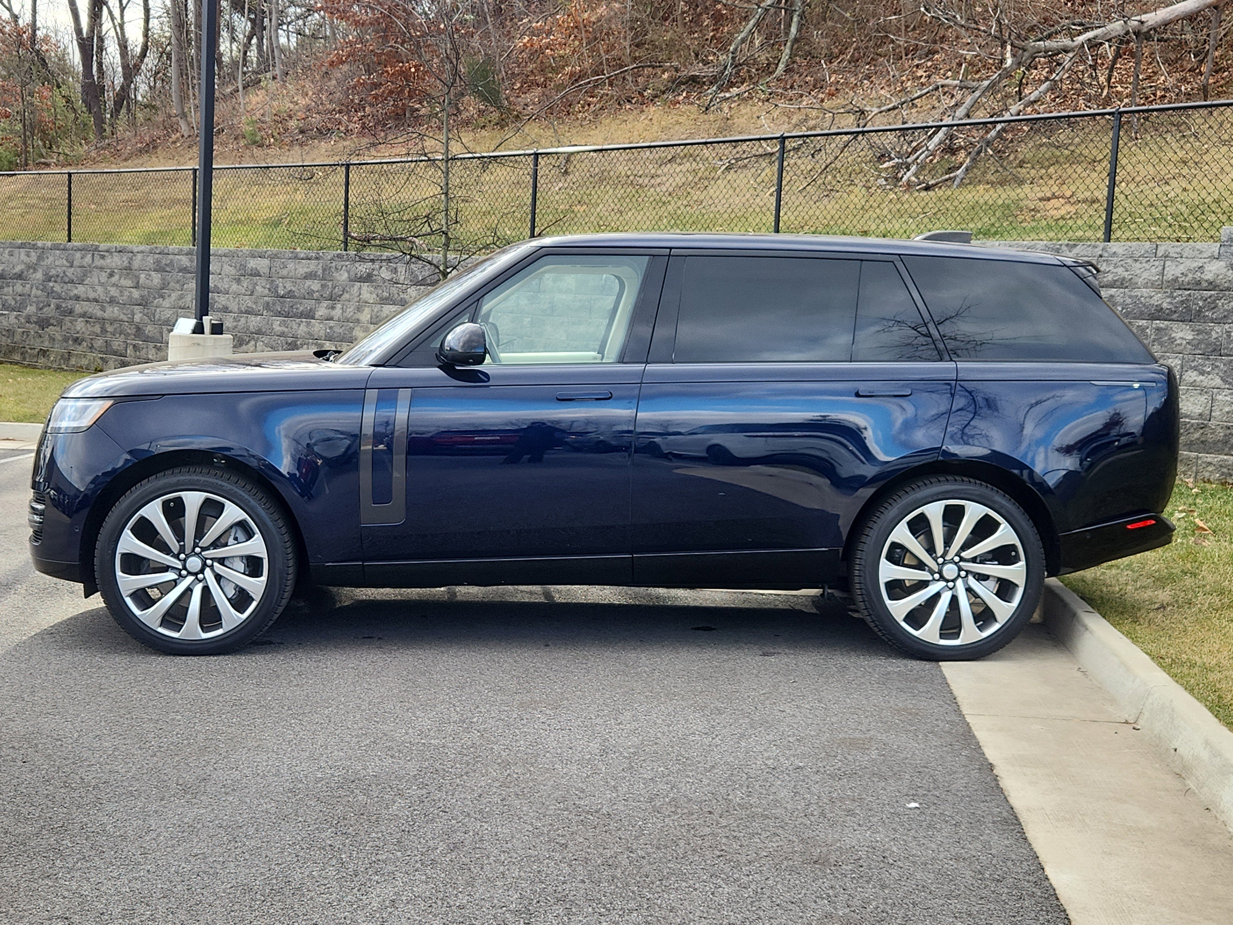 Used 2023 Land Rover Range Rover Long Wheelbase SE image 6