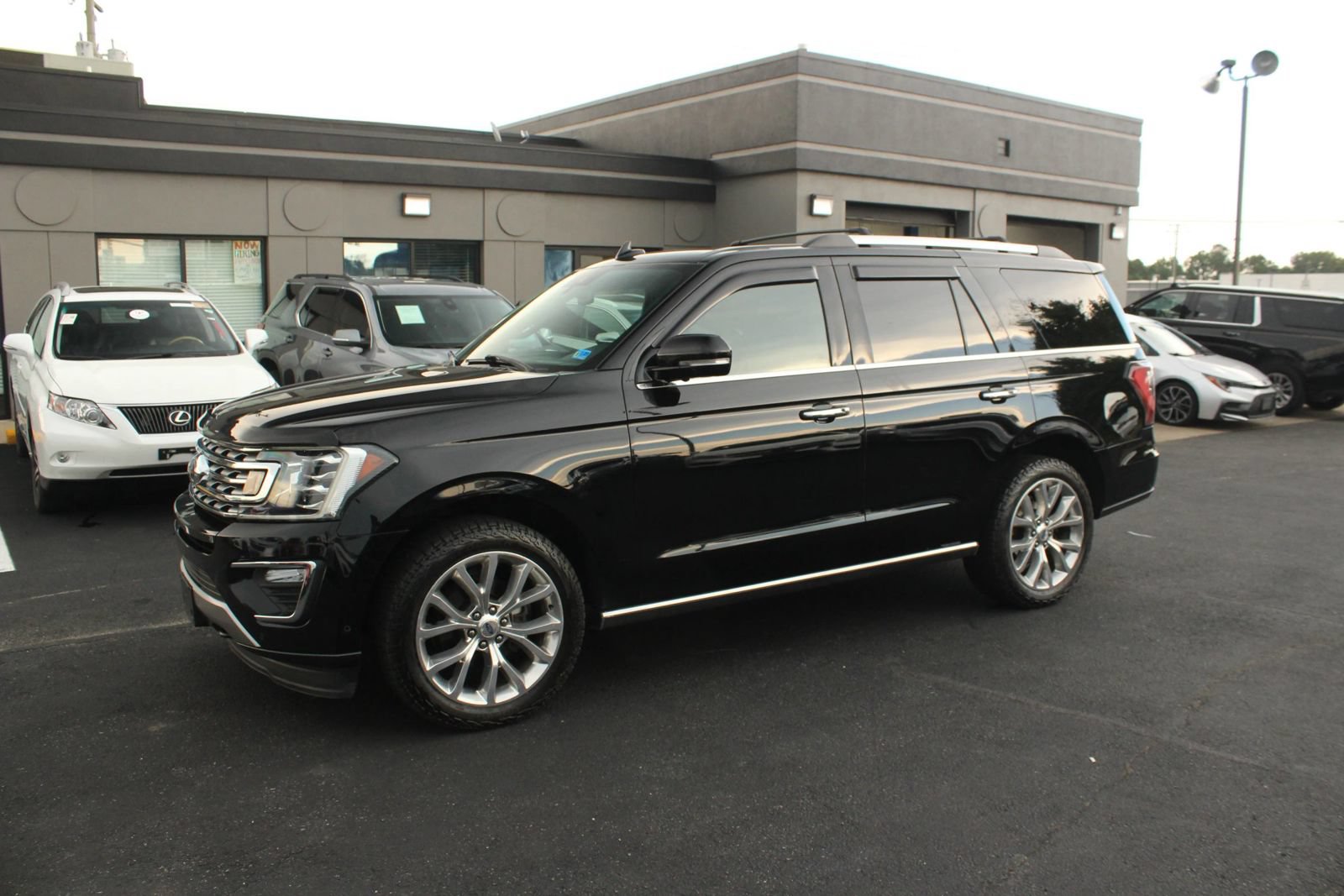 Used 2018 Ford Expedition Limited w/ Equipment Group 302A AWD/4WD image 2