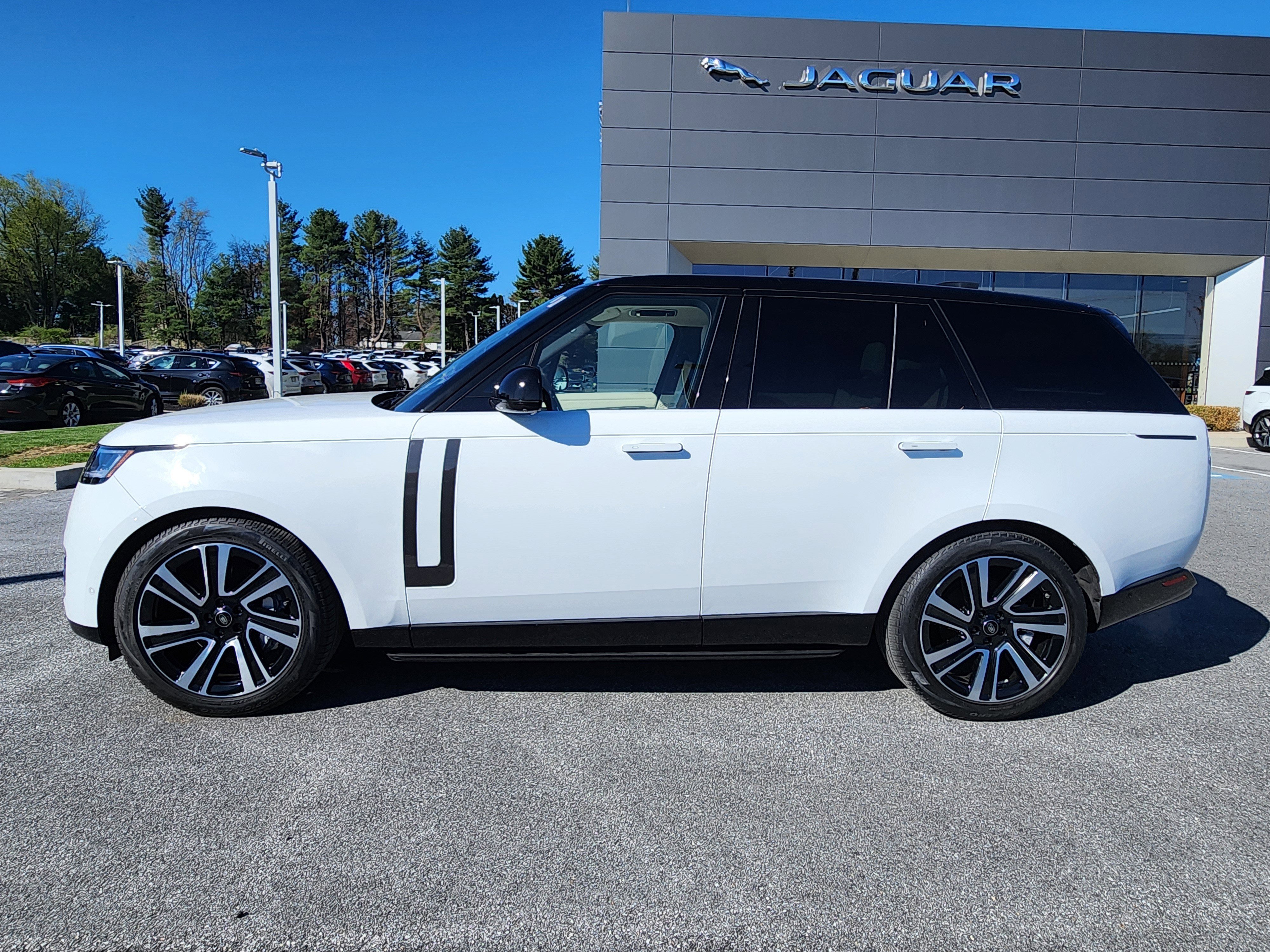 Certified 2023 Land Rover Range Rover SE AWD/4WD image 5