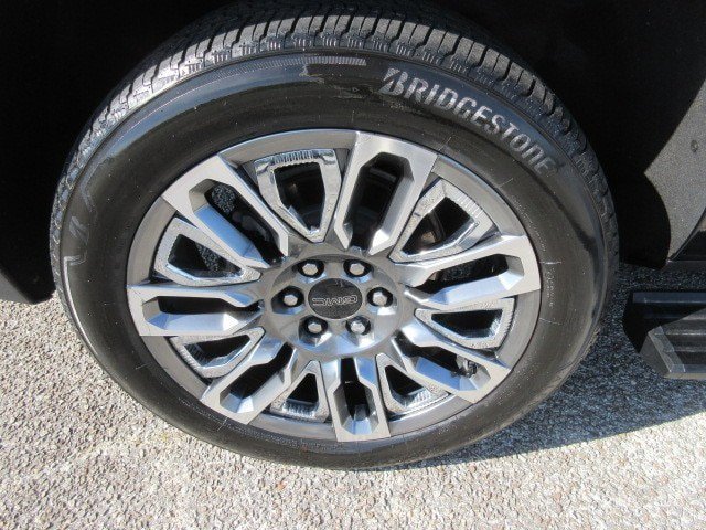 Used 2023 GMC Yukon XL Denali Ultimate AWD/4WD image 10