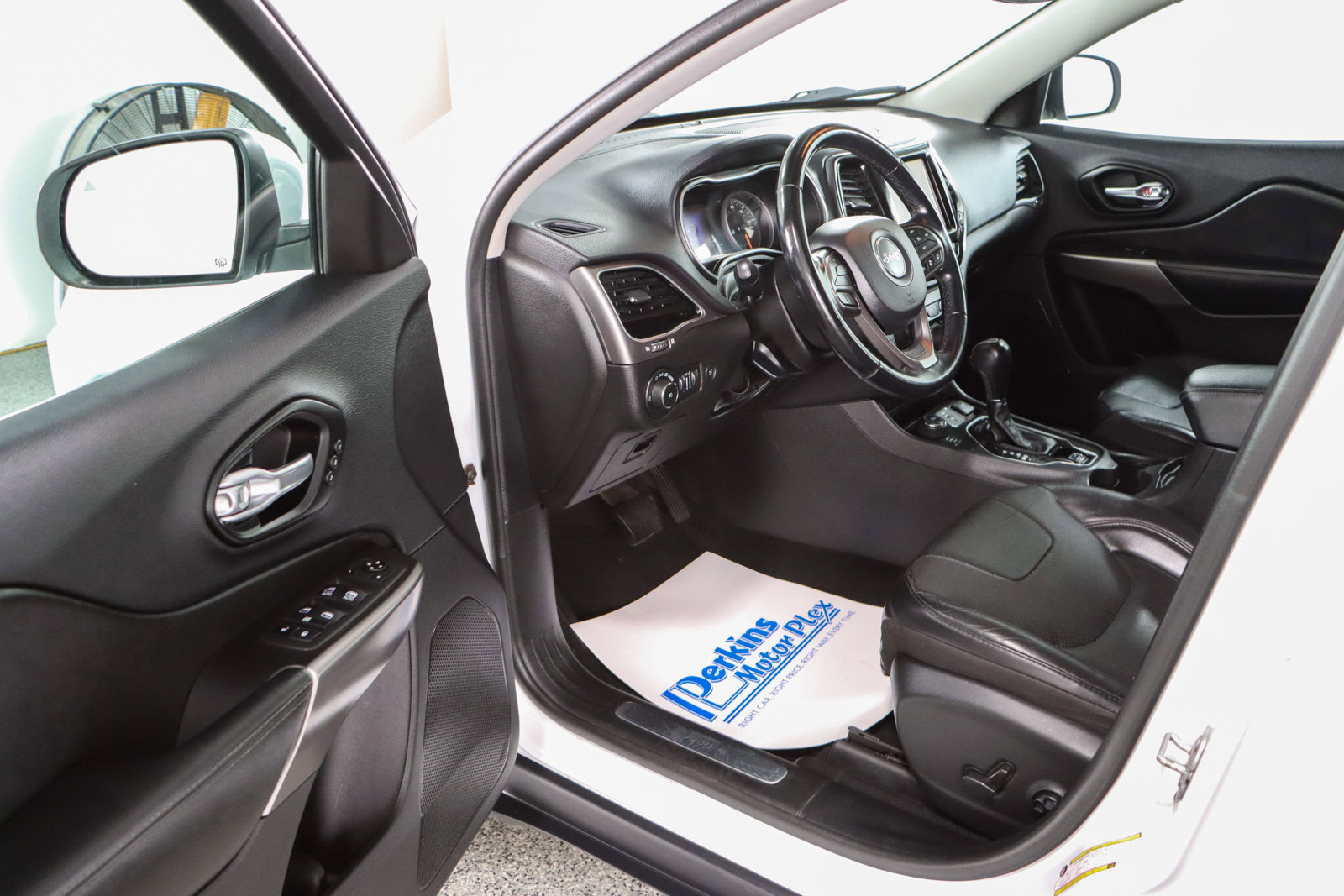 Used 2021 Jeep Cherokee Limited image 3