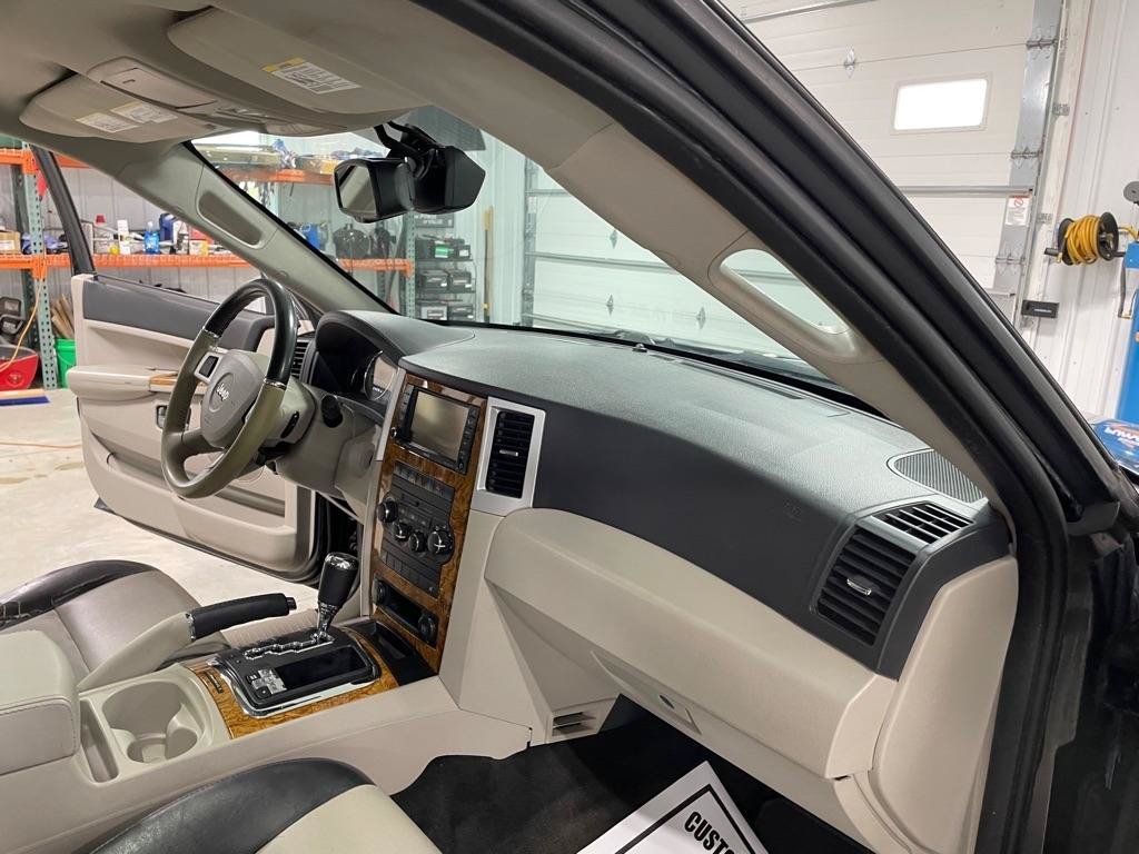 Used 2010 Jeep Grand Cherokee Limited w/ Trailer Tow Group IV AWD/4WD image 19