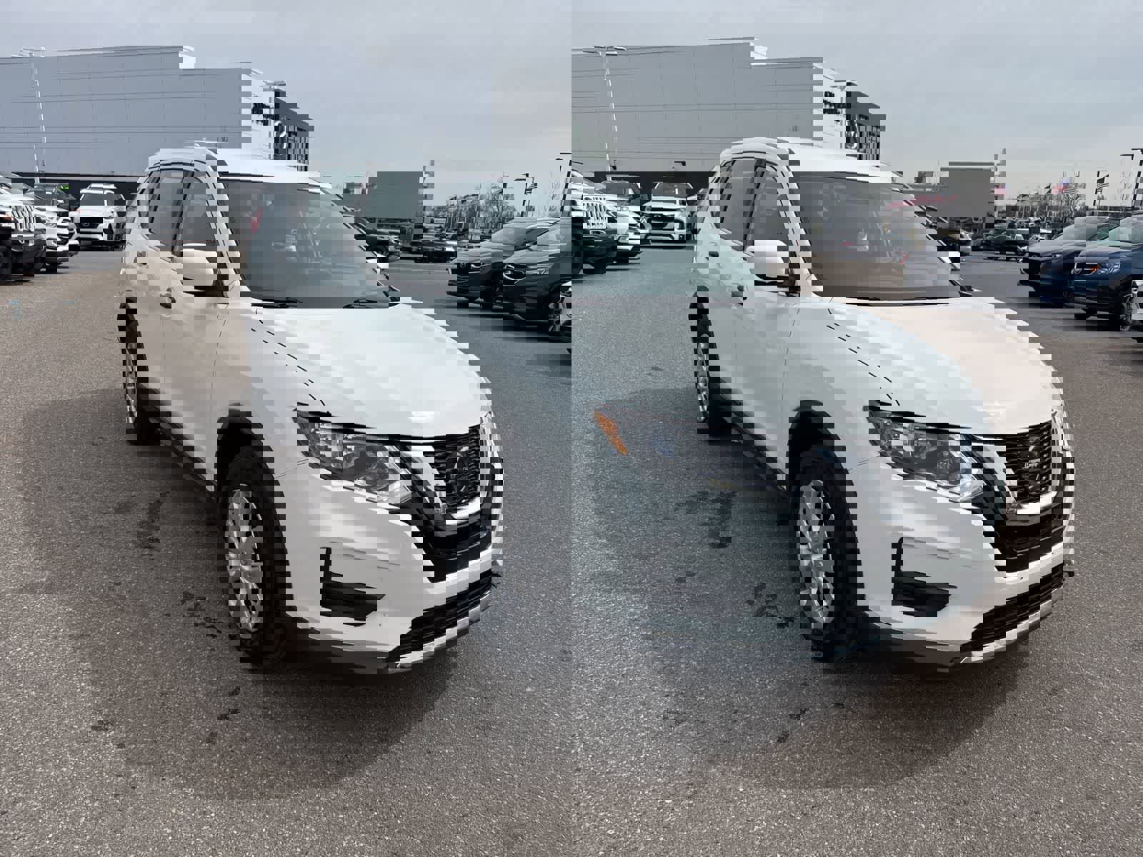 Used 2018 Nissan Rogue S image 3