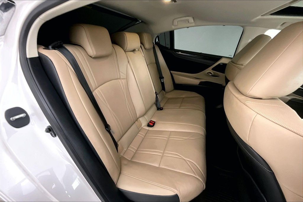 Used 2020 Lexus ES 300h Ultra Luxury w/ Accessory Package 2 FWD image 35
