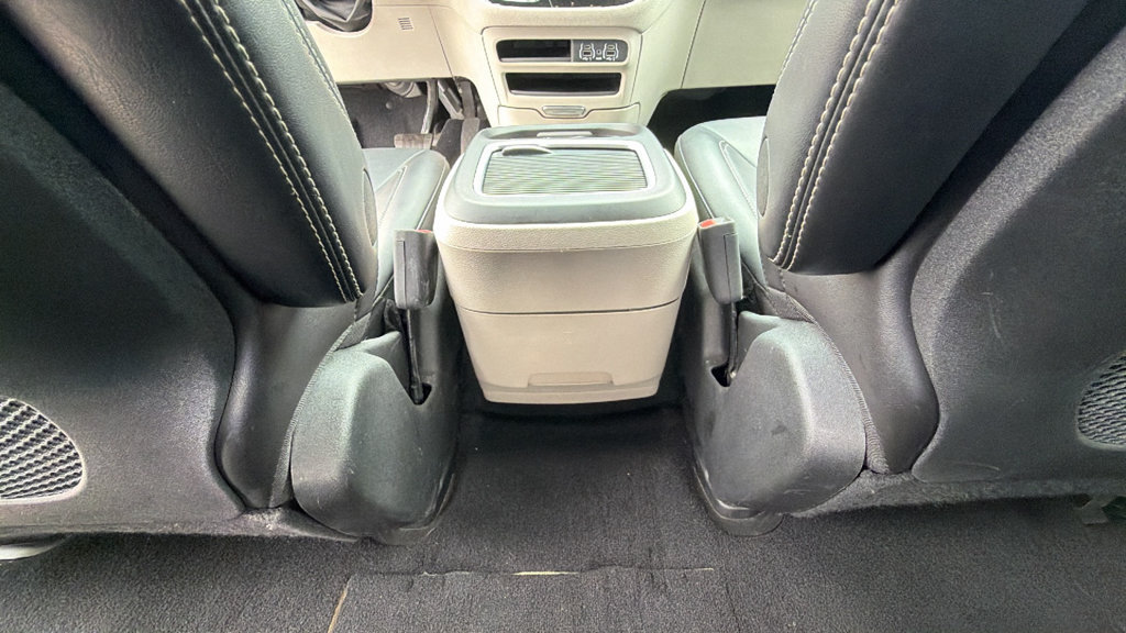 Used 2024 Chrysler Pacifica Limited FWD image 25