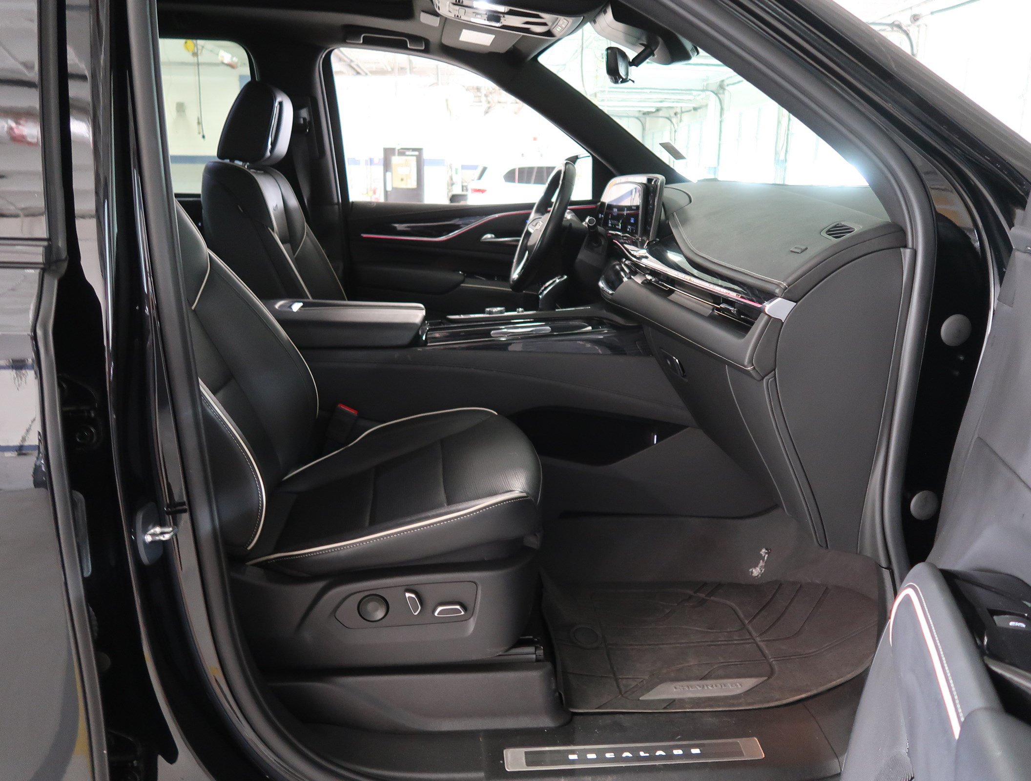 Used 2023 Cadillac Escalade ESV Sport w/ LPO, ONYX Package AWD/4WD image 44