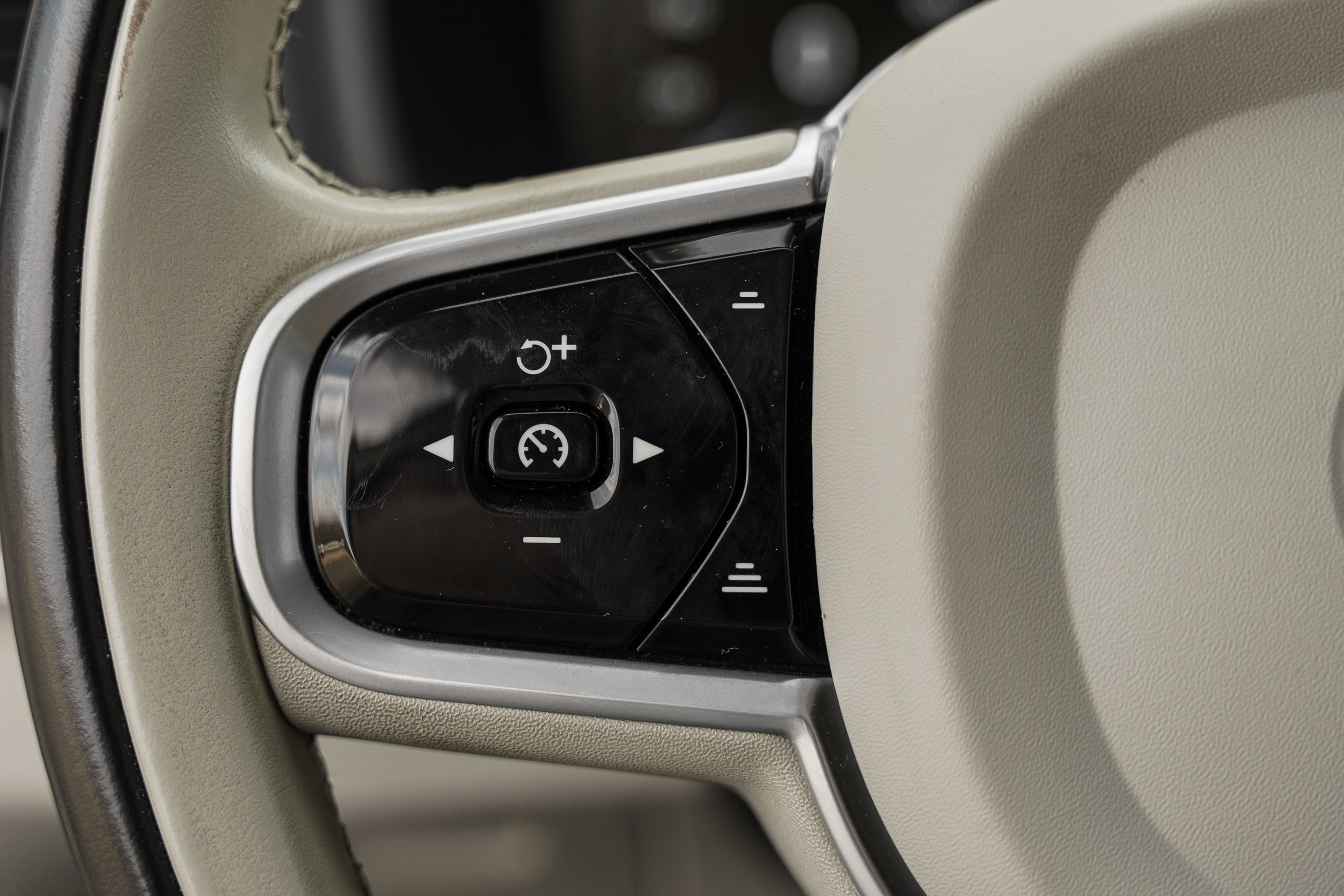 Used 2022 Volvo XC90 T6 Momentum w/ Advanced Package image 17