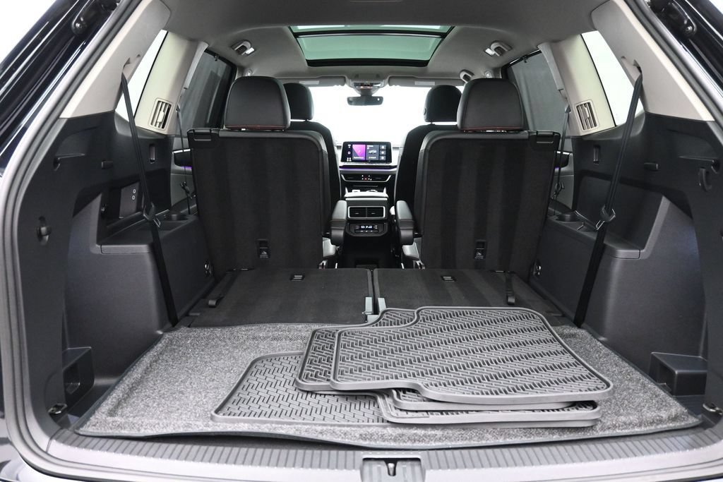 Used 2025 Volkswagen Atlas Peak Edition SE AWD/4WD image 24