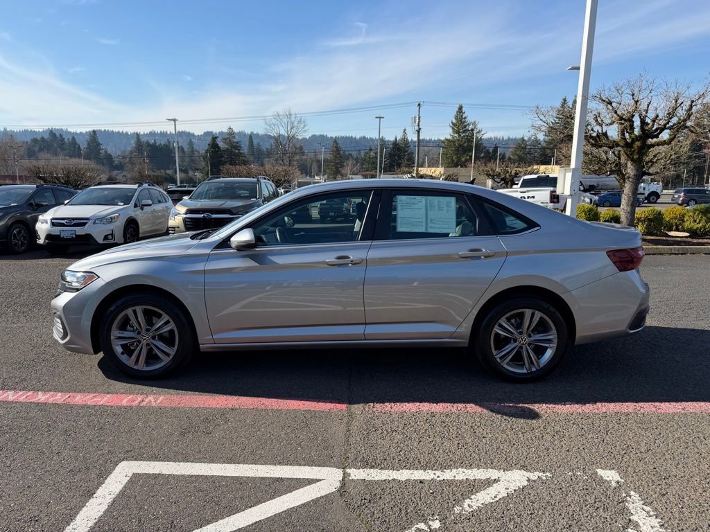 Used 2024 Volkswagen Jetta SE image 5