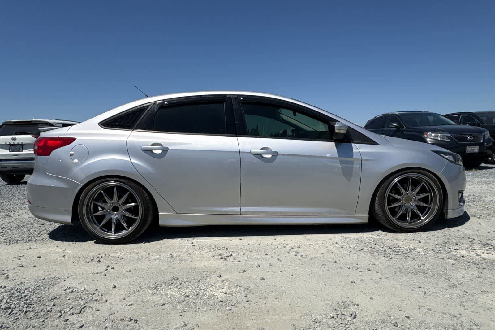 Used 2015 Ford Focus SE w/ SE Sport Package FWD image 9