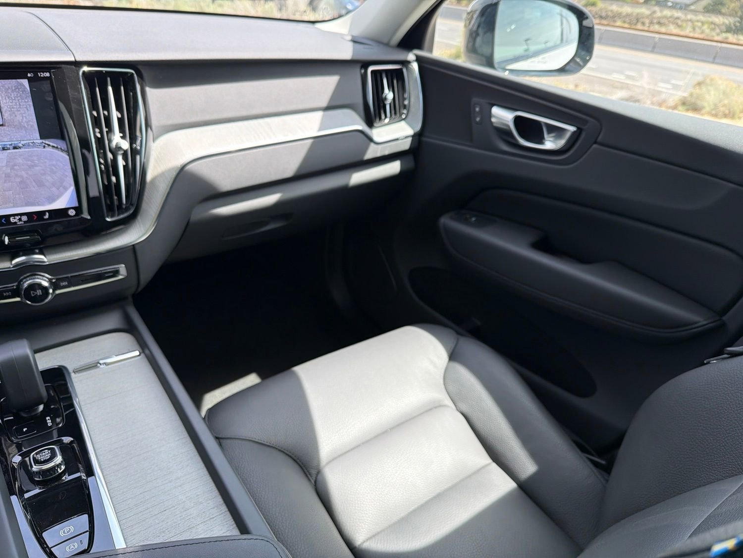 Used 2025 Volvo XC60 B5 Plus AWD/4WD image 12