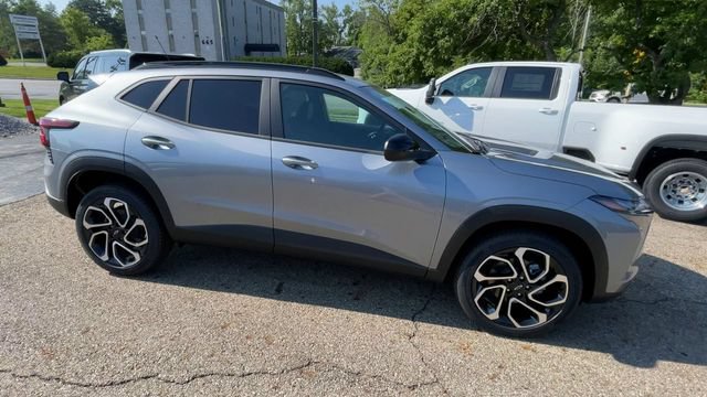 New 2026 Chevrolet Trax RS w/ Sunroof Package FWD image 3