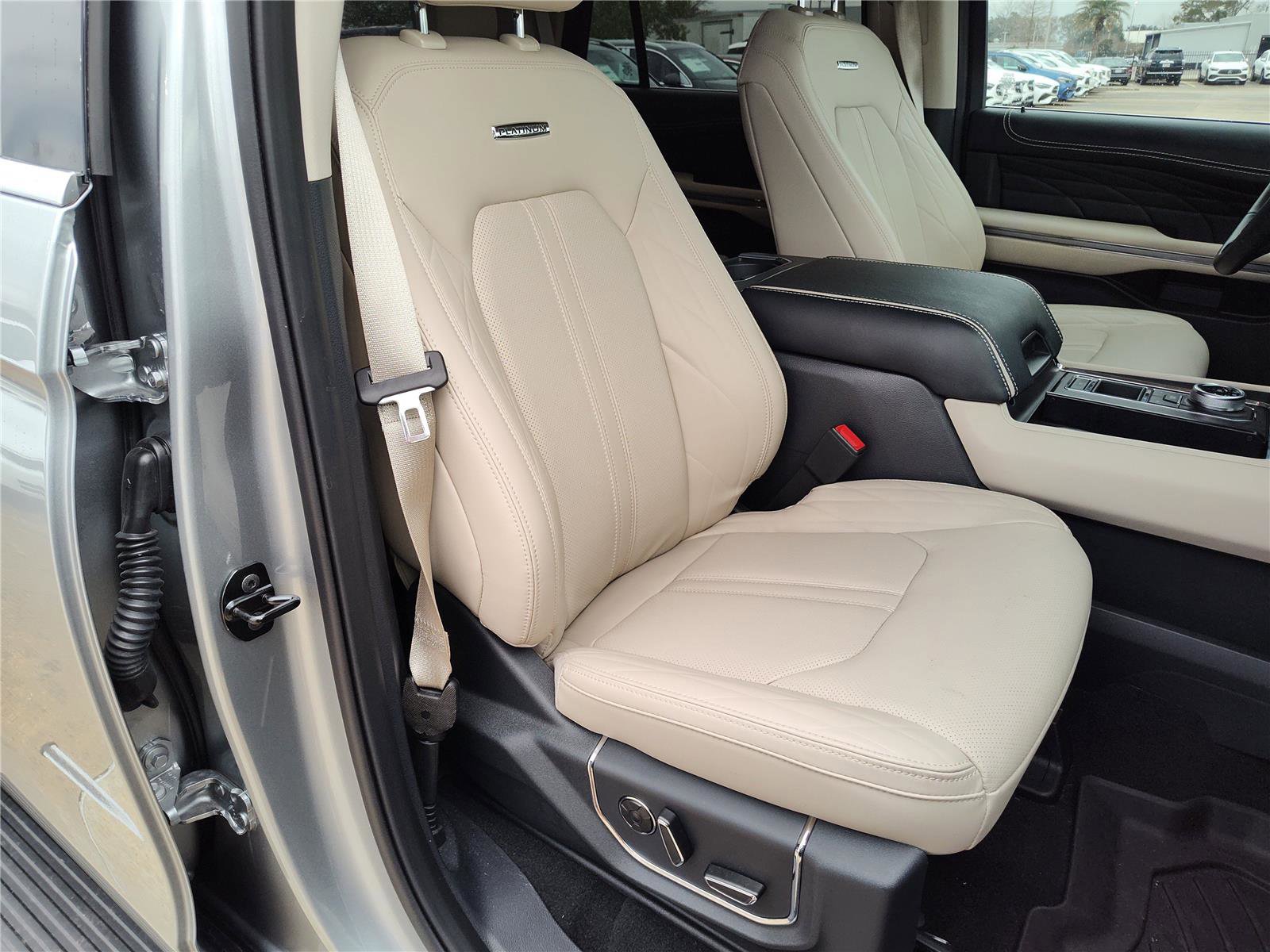 Used 2024 Ford Expedition Platinum image 25