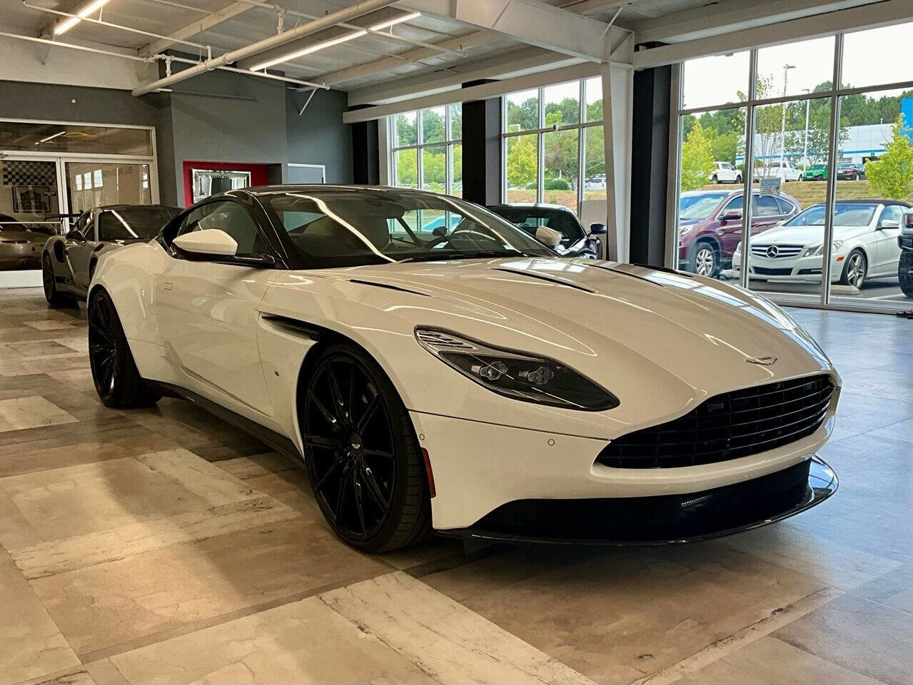Used 2018 Aston Martin DB11 V12 image 6