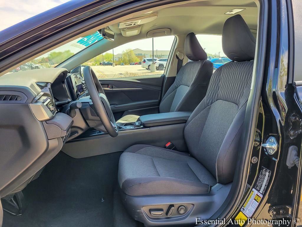 Used 2025 Toyota Camry LE w/ Convenience Package FWD image 8