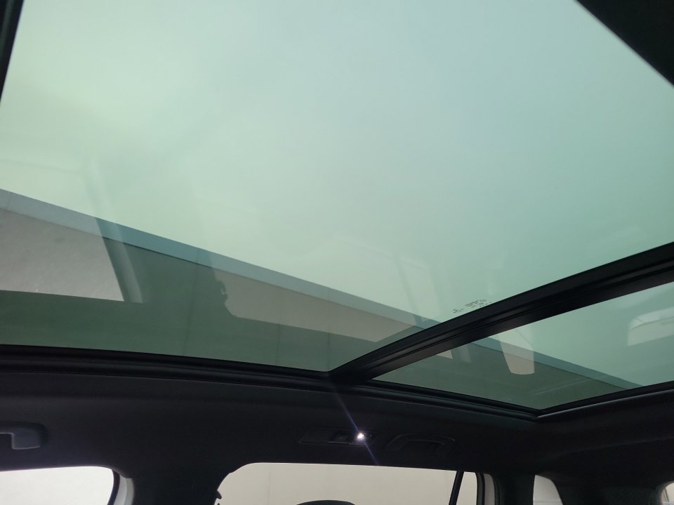 Certified 2023 Volkswagen Tiguan SE R-Line image 25