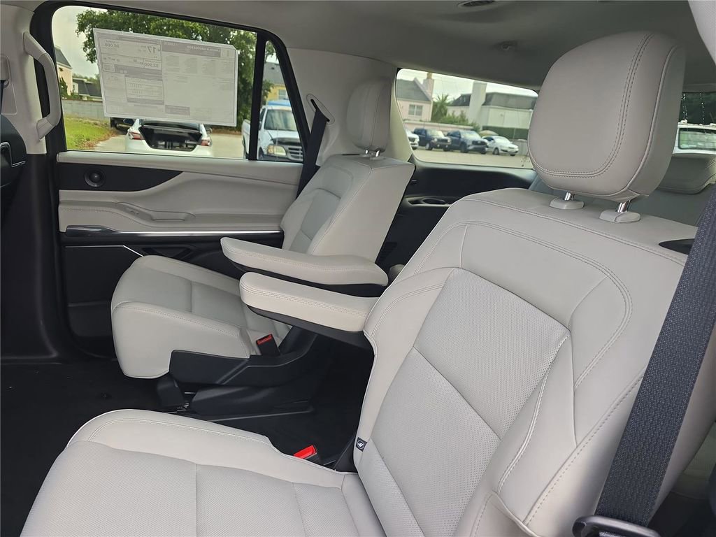 New 2026 Lincoln Navigator Premiere AWD/4WD image 14
