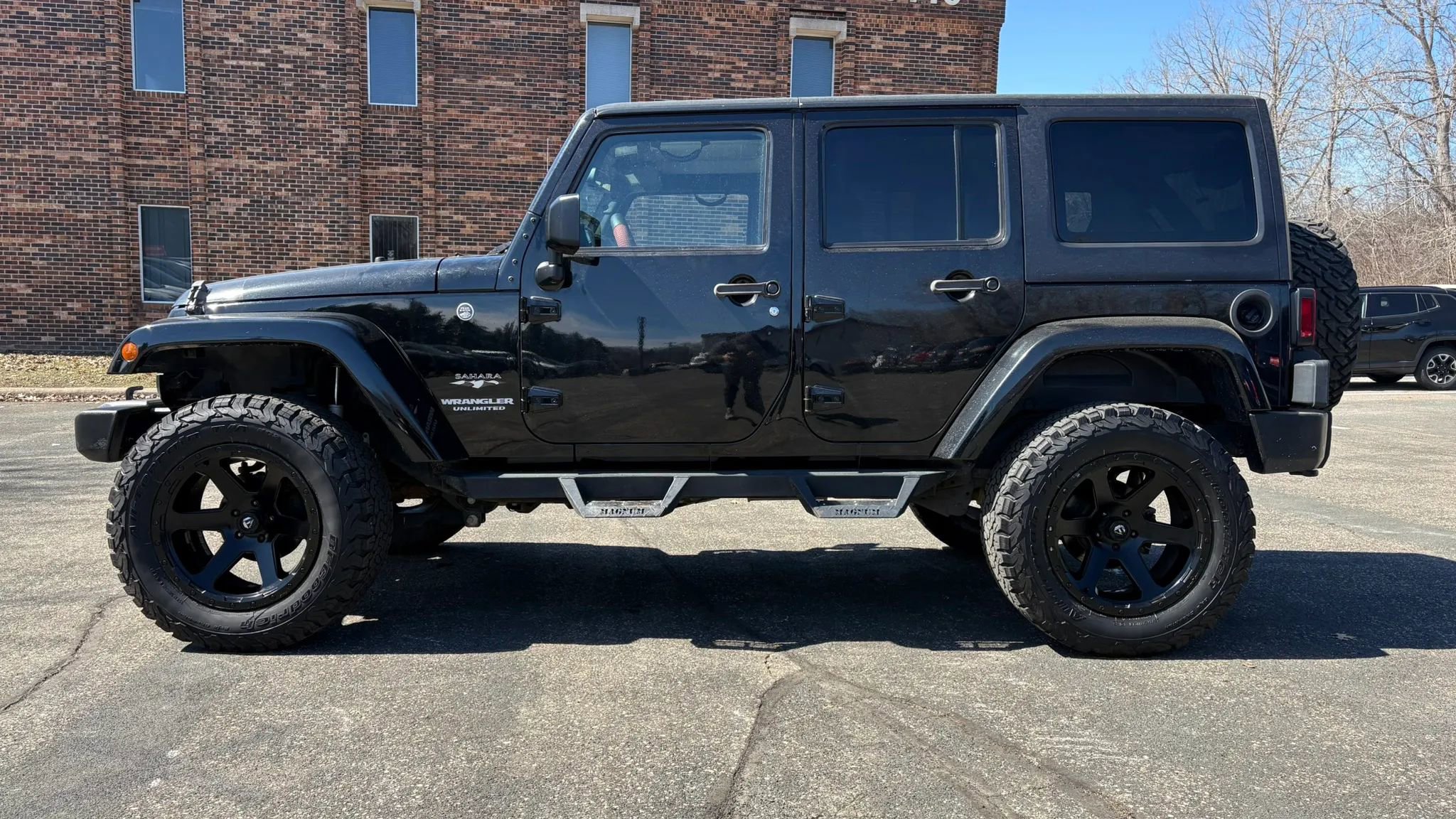 Used 2016 Jeep Wrangler Unlimited Sahara w/ Connectivity Group image 3