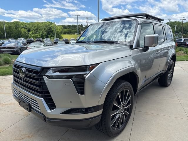 Used 2024 Lexus GX 550 AWD/4WD image 3