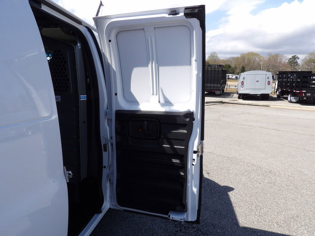 Used 2021 Chevrolet Express 3500 w/ Driver Convenience Package image 28