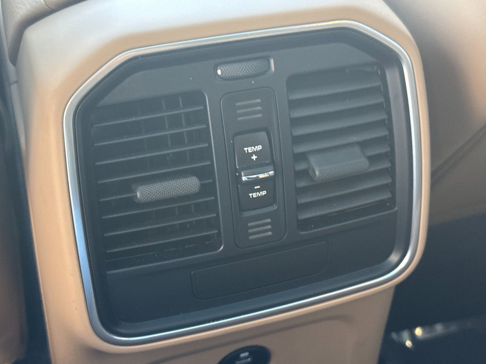 Certified 2025 Porsche Macan image 15