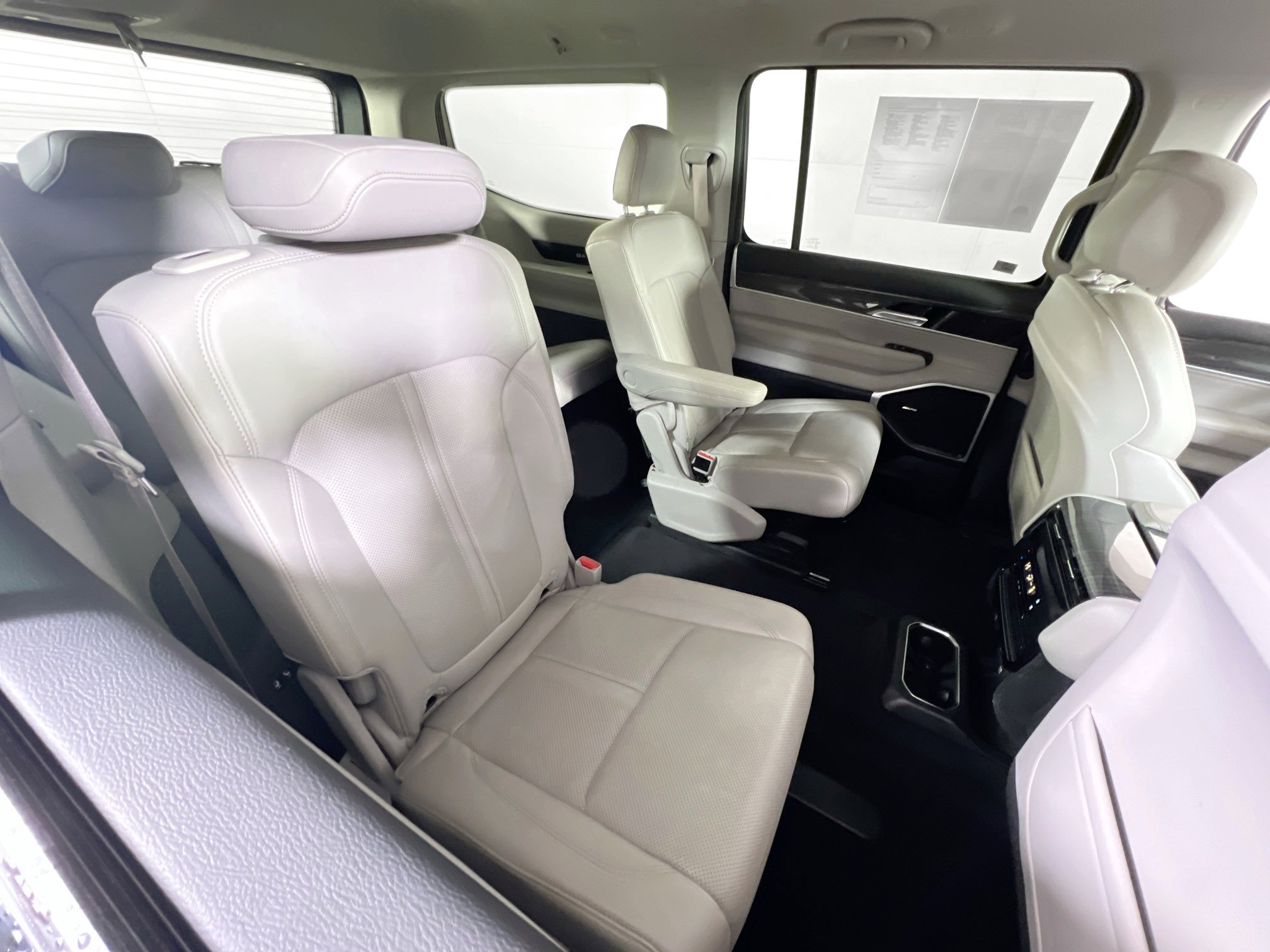 Used 2022 Jeep Wagoneer Series III w/ Flexible Seating Group image 27