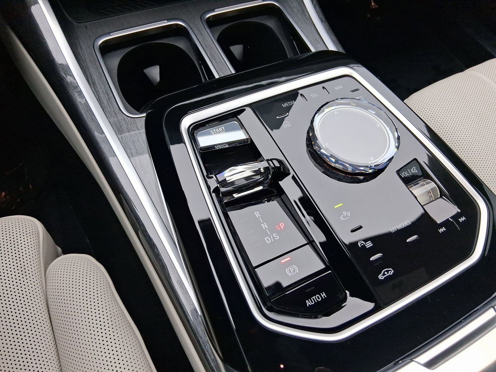 Certified 2024 BMW 760i xDrive w/ Premium Package 2 image 24