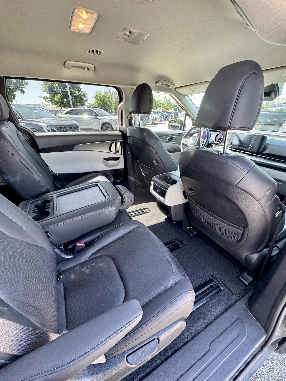 Certified 2024 Kia Carnival LX FWD image 16