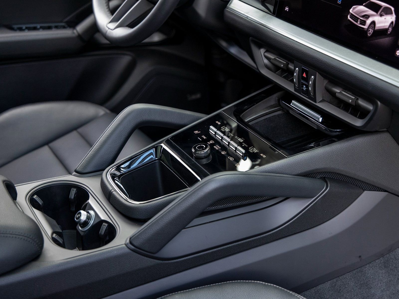 Certified 2025 Porsche Cayenne AWD/4WD image 52