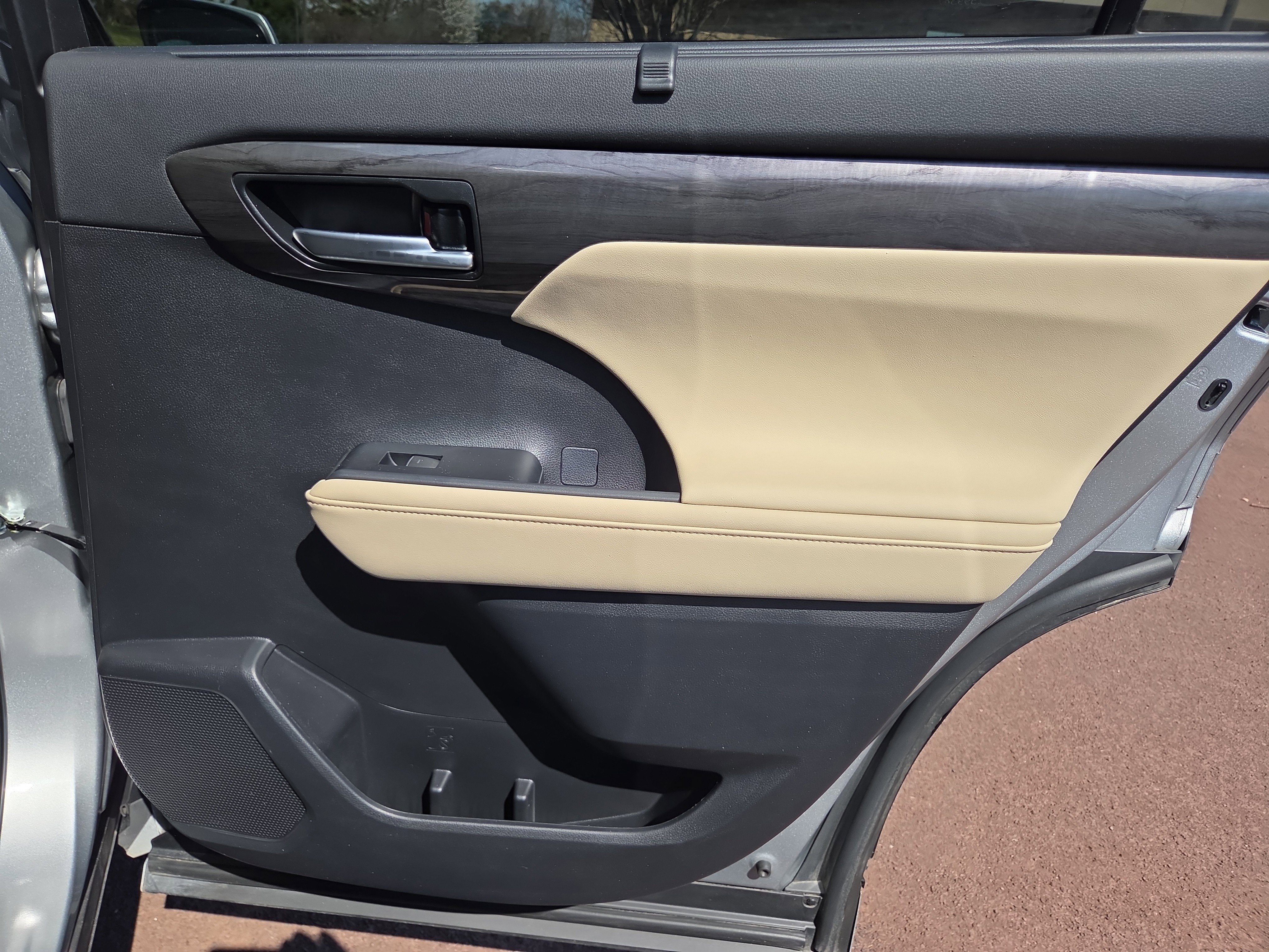 Used 2024 Toyota Highlander Platinum image 19