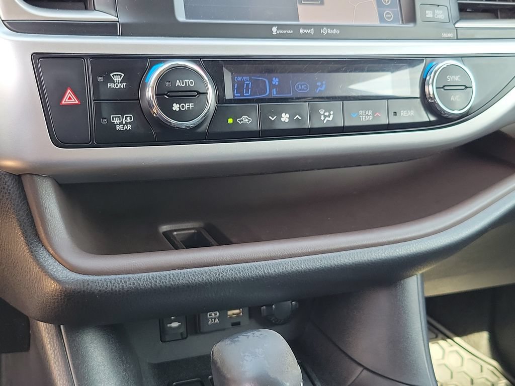 Used 2019 Toyota Highlander XLE AWD/4WD image 25