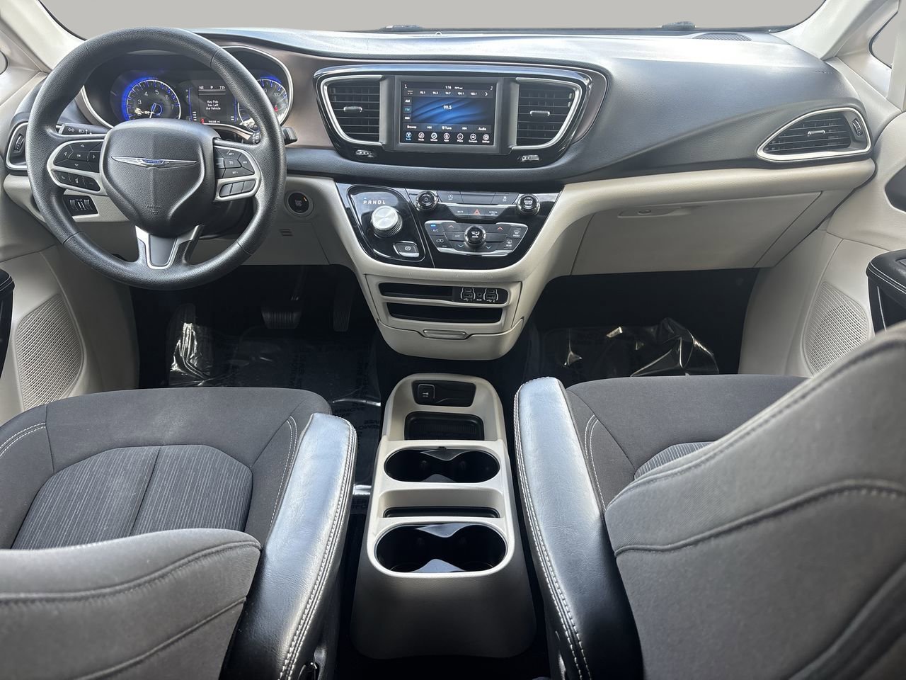 Used 2021 Chrysler Voyager LX image 12