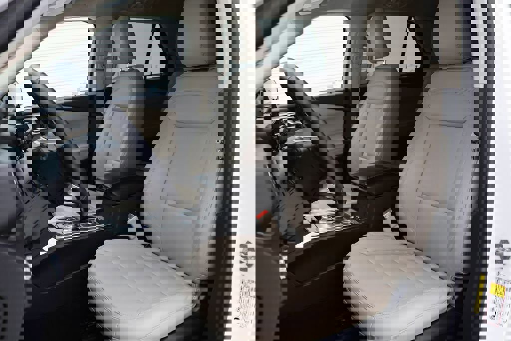 Used 2022 Ford Explorer XLT w/ Equipment Group 202A image 16