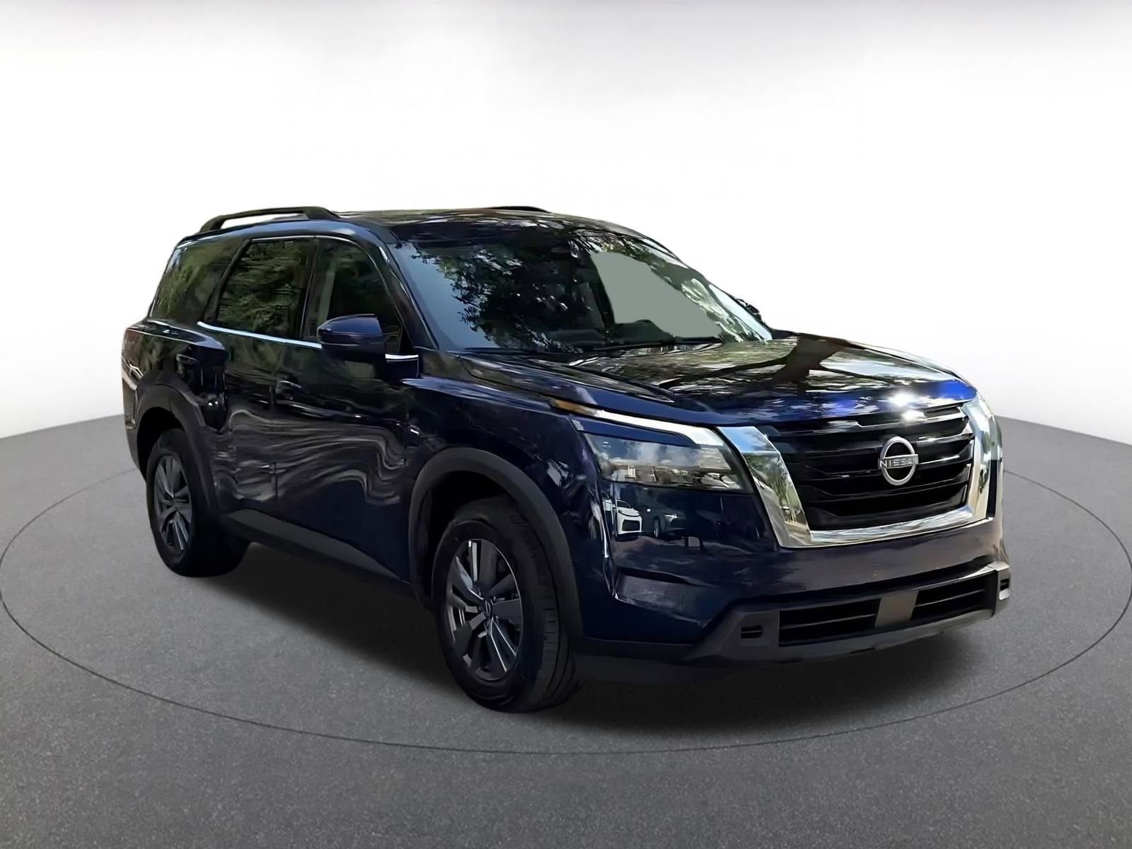Used 2025 Nissan Pathfinder SV image 3