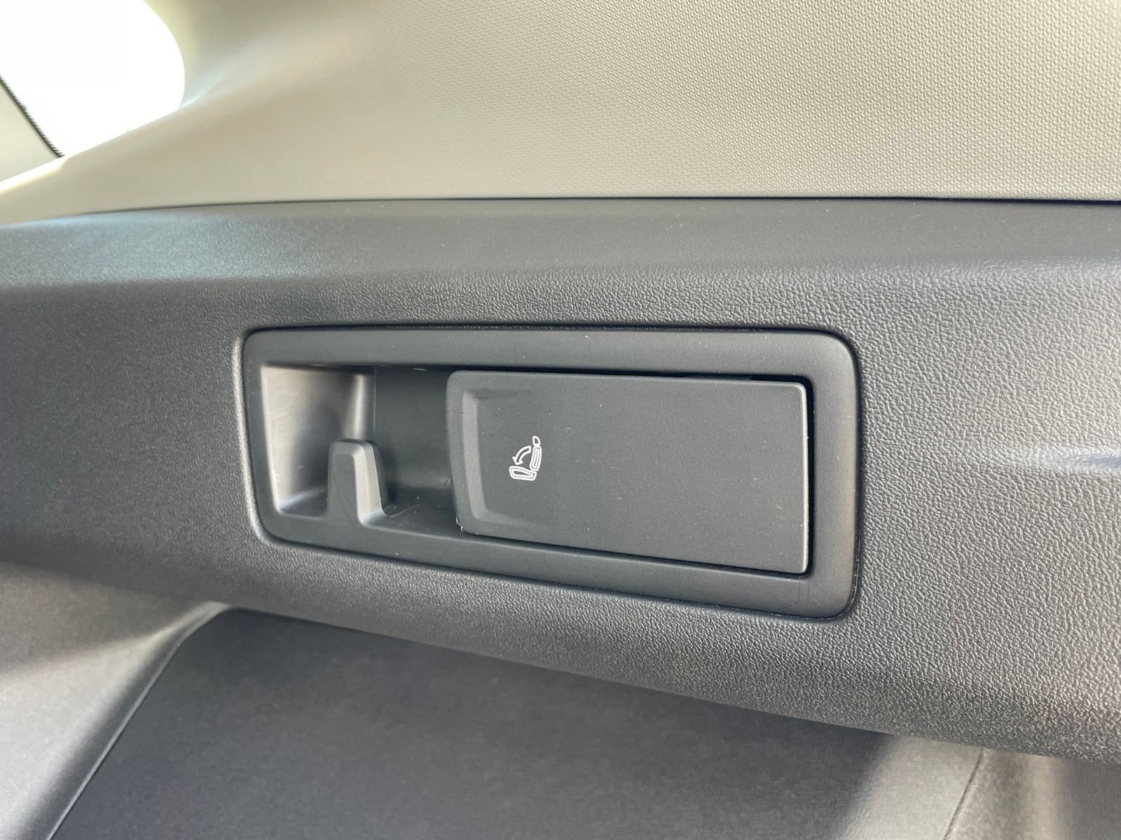 Certified 2025 Volkswagen Tiguan SE FWD image 49