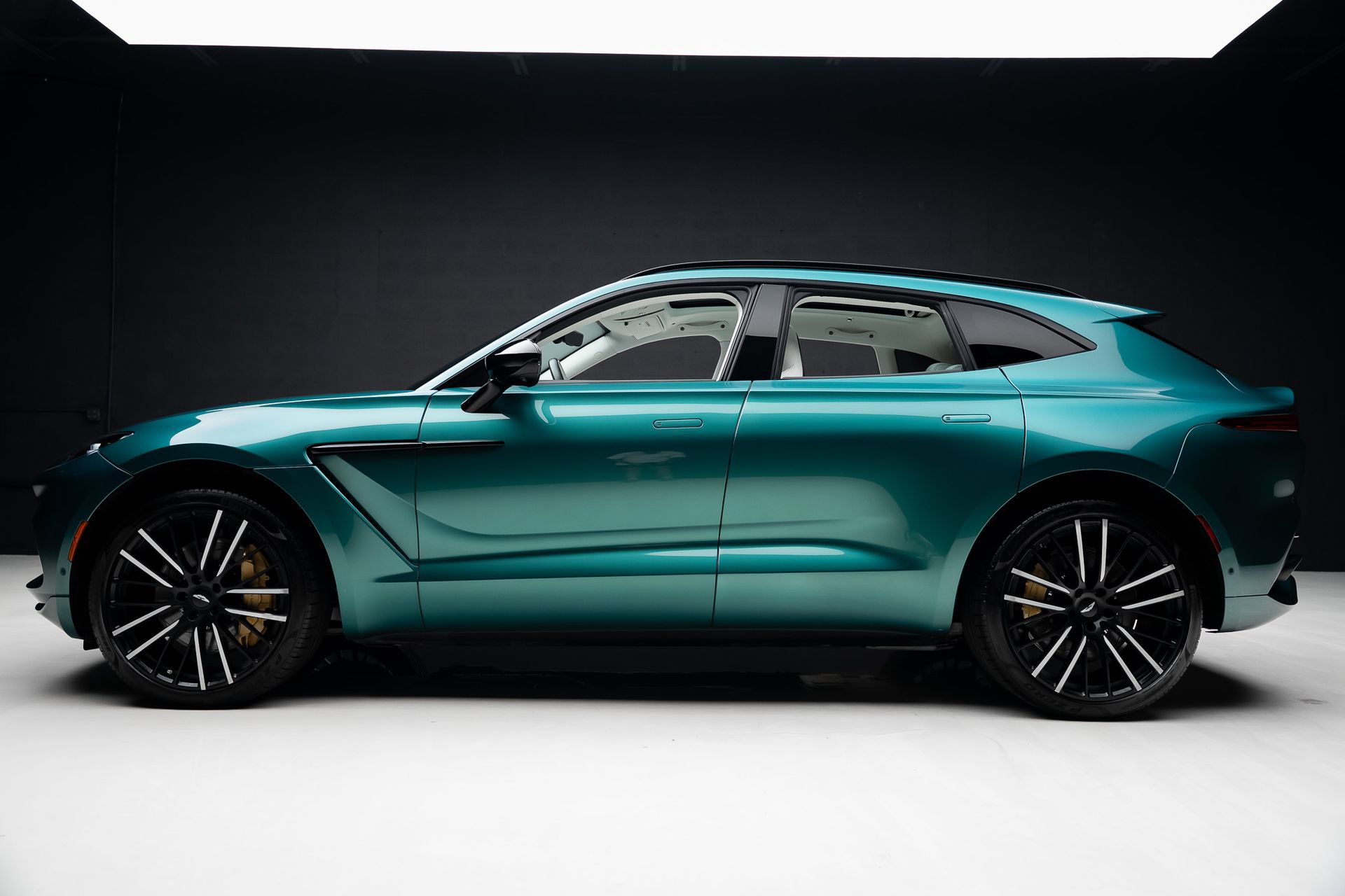 Used 2023 Aston Martin DBX AWD/4WD image 17