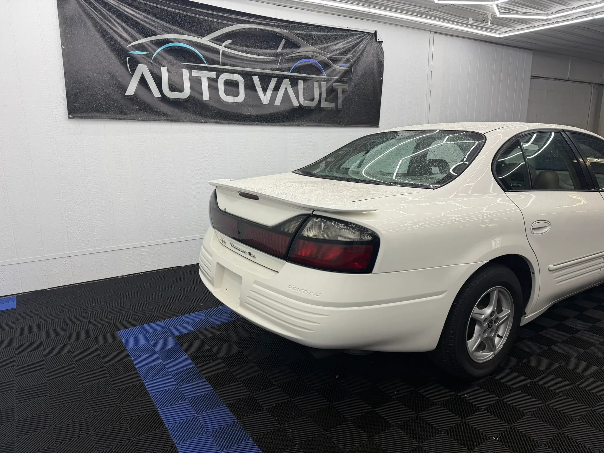 Used 2002 Pontiac Bonneville SE FWD image 3