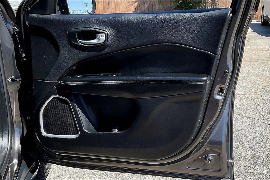 Used 2018 Jeep Compass Latitude w/ Popular Equipment Group FWD image 19