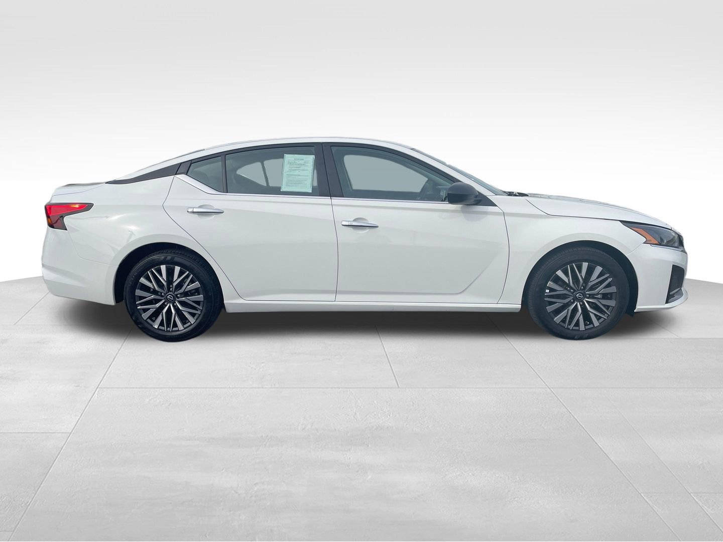 Used 2025 Nissan Altima 2.5 SV FWD image 2