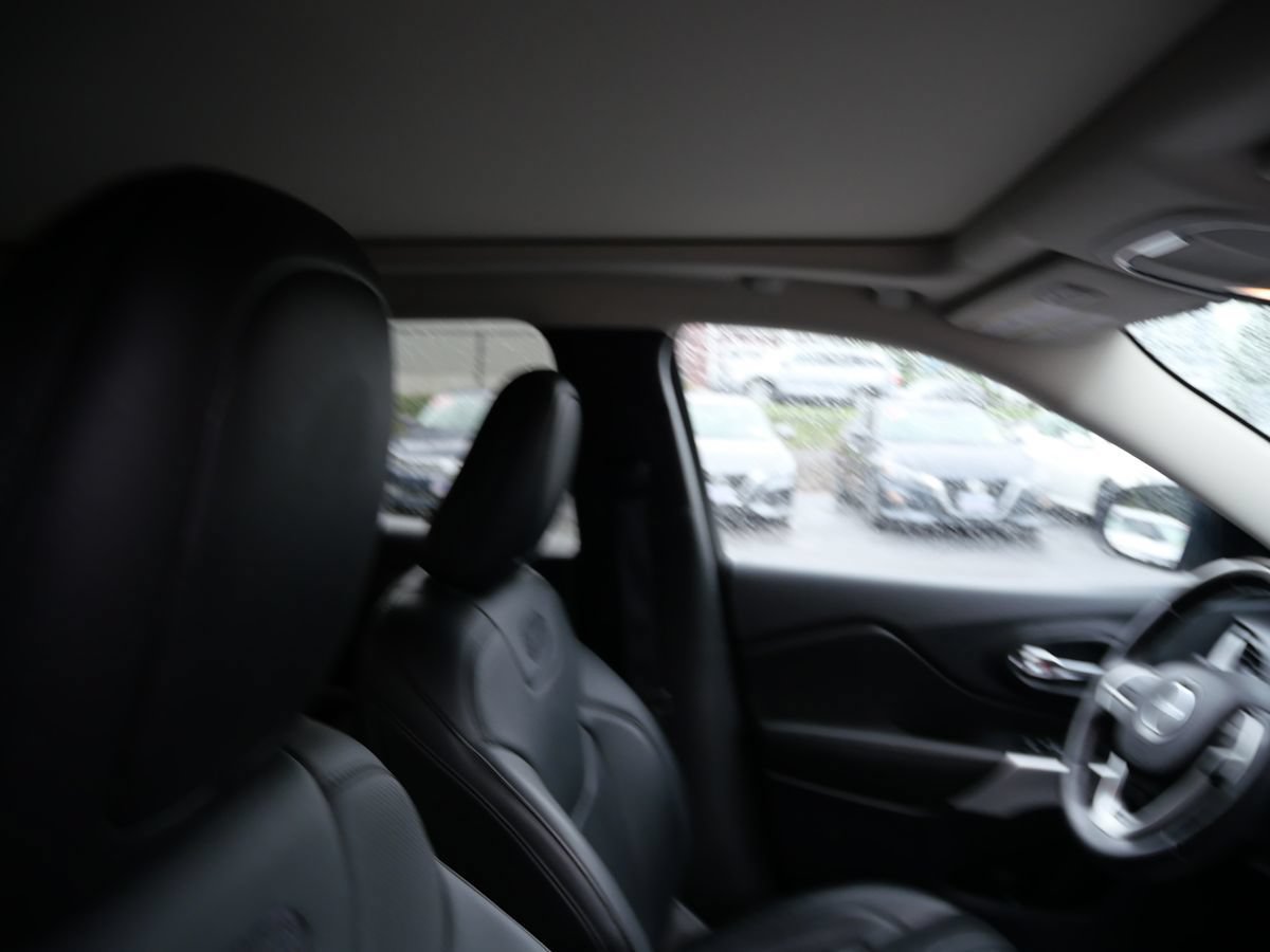 Used 2016 Jeep Cherokee Overland AWD/4WD image 31