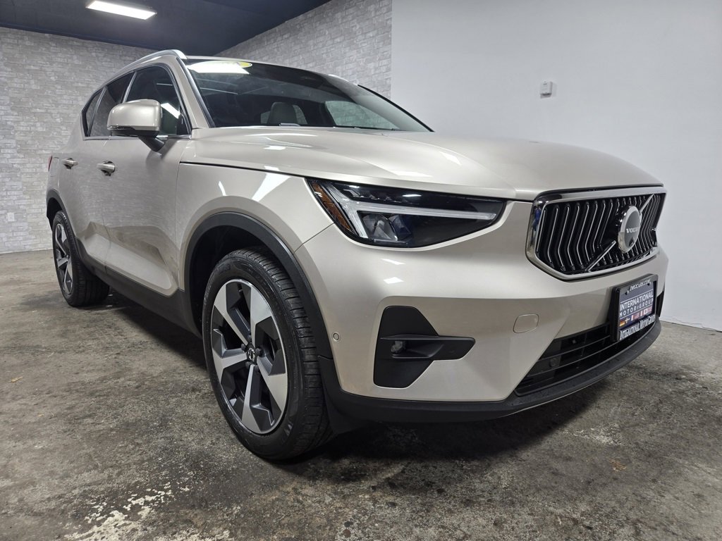 Used 2024 Volvo XC40 B5 Plus image 4
