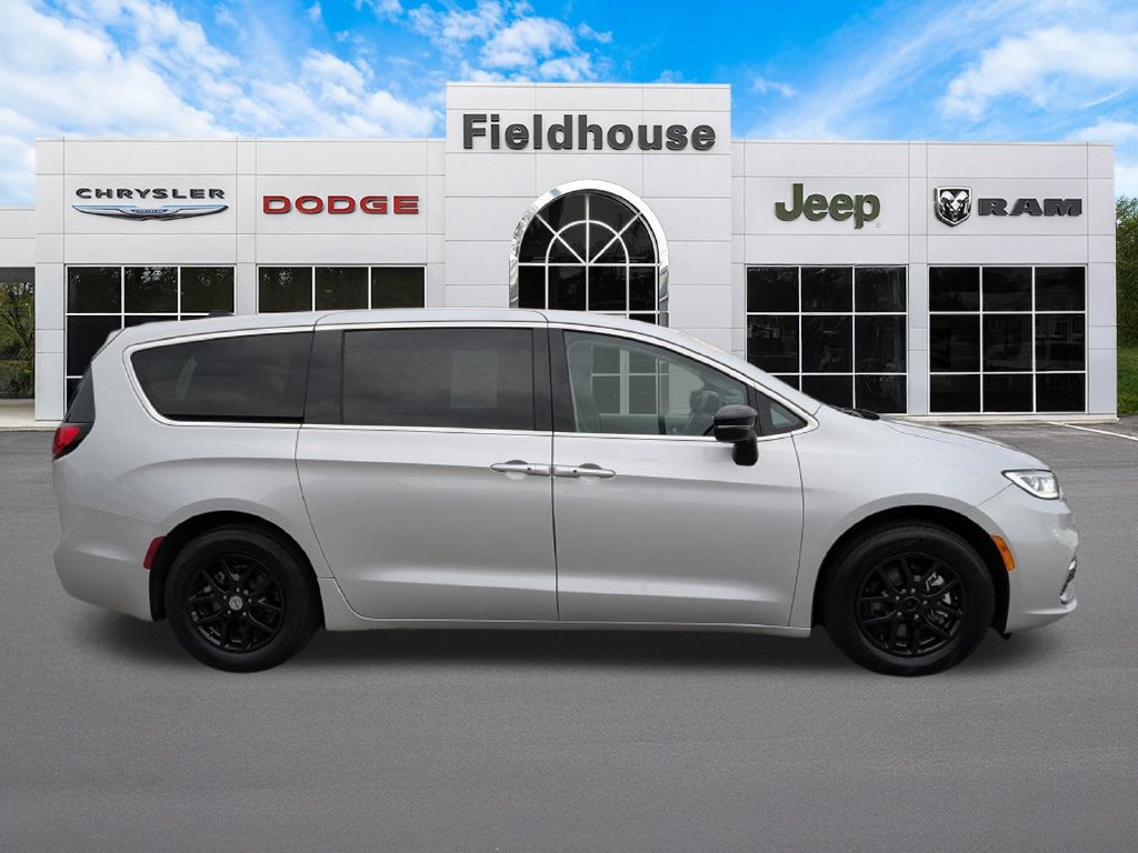 Used 2024 Chrysler Pacifica Touring-L FWD image 10